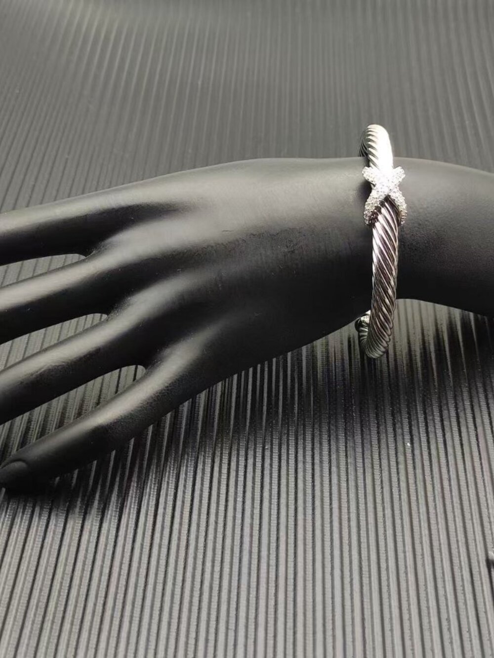 David Yurman's bracelet with a cross motif - Picture 5 of 5